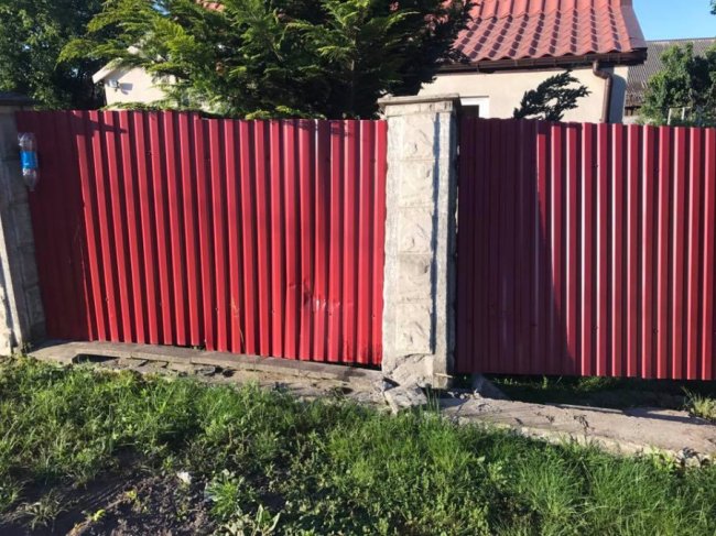 Нововолинськ: авто знесло паркан