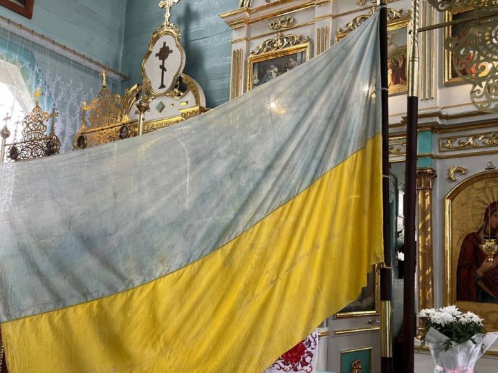 У храмі на Волині знайшли прапор, який берегли майже 100 років