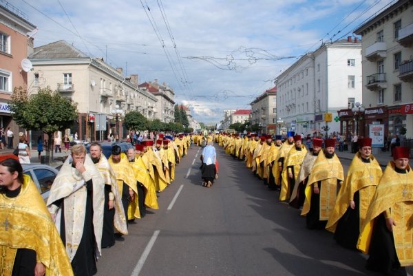 Луцьком хресною ходою пройшли священики. ФОТО
