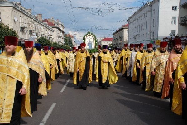 Луцьком хресною ходою пройшли священики. ФОТО