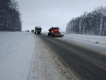 Водіїв попереджають про засніжені дороги на Волині