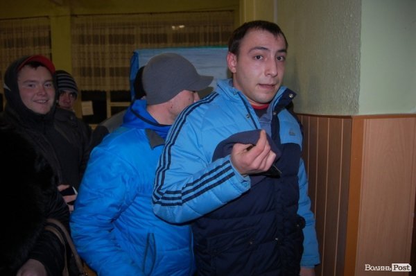 На дільницю у школі № 2 прийшли молоді хлопці захотіли проголосувати, проте не змогли: їх адреси не входили у межі округу