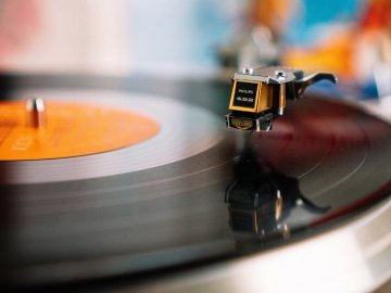 Відомий у Луцьку бар має заплатити майже 100 тисяч через  «нелегальну» музику 