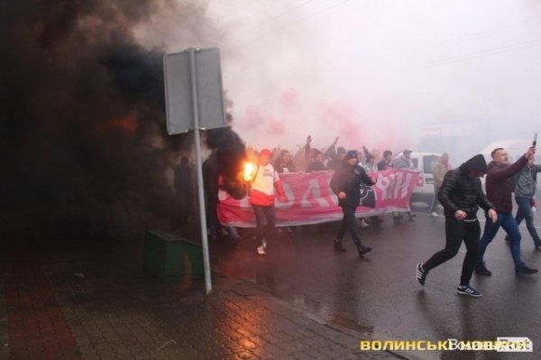 Центр Луцька оповив дим: марш фанів «Волині»