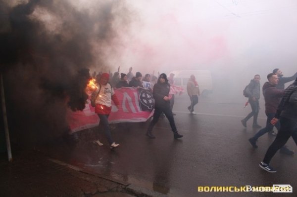 Центр Луцька оповив дим: марш фанів «Волині»