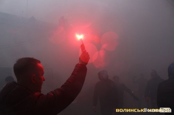 Центр Луцька оповив дим: марш фанів «Волині»