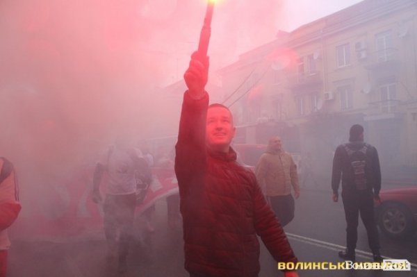Центр Луцька оповив дим: марш фанів «Волині»