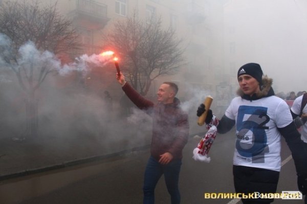 Центр Луцька оповив дим: марш фанів «Волині»