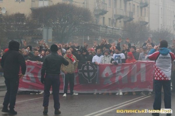 Центр Луцька оповив дим: марш фанів «Волині»