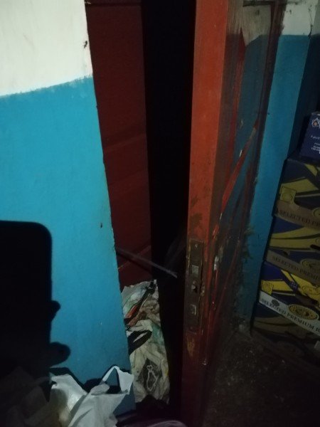 Сморід та сміття в квартирі аж до стелі: лучани нарікають на проблемну сусідку. ФОТО