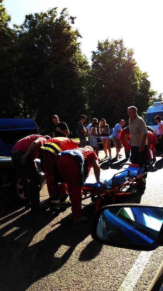 У Луцьку на пішохідному переході Mercedes збив двох дівчат. ФОТО