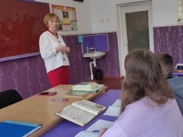 Бореться на освітньому фронті: переможницю радіодиктанту з Волині вітали усією школою