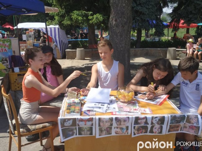 На Волині діти вирішили самостійно і оригінально заробити на ремонт класу. ФОТО