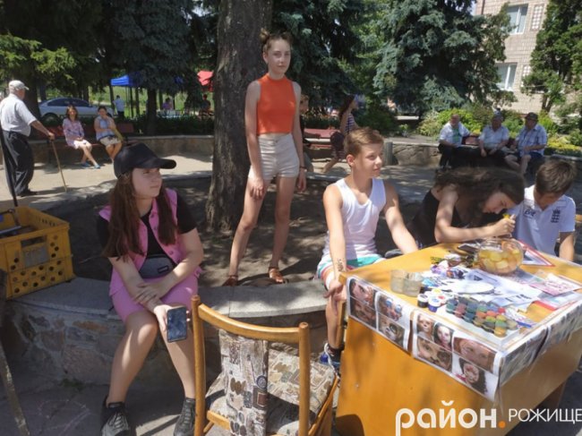 На Волині діти вирішили самостійно і оригінально заробити на ремонт класу. ФОТО