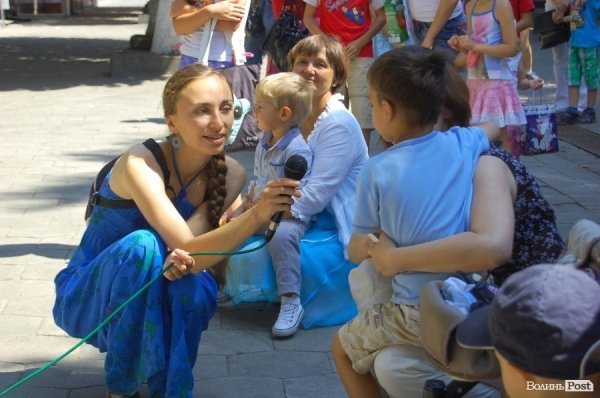 У центрі Луцька «одягли» дерева під музику. ФОТО