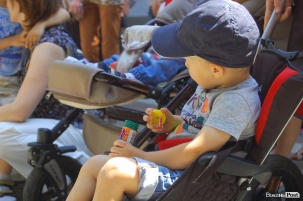 У центрі Луцька «одягли» дерева під музику. ФОТО