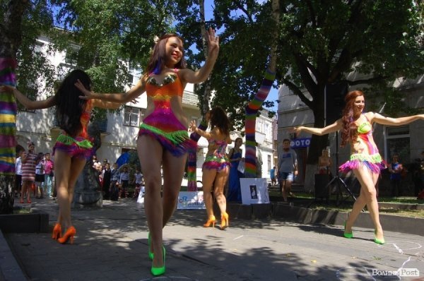 У центрі Луцька «одягли» дерева під музику. ФОТО