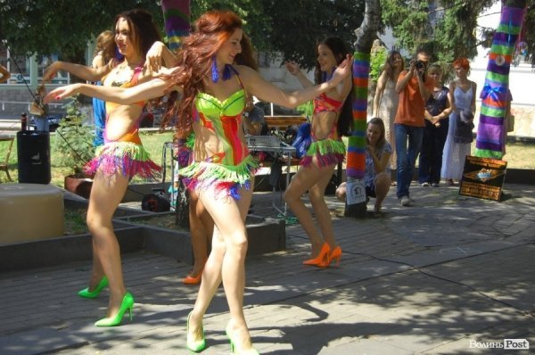 У центрі Луцька «одягли» дерева під музику. ФОТО