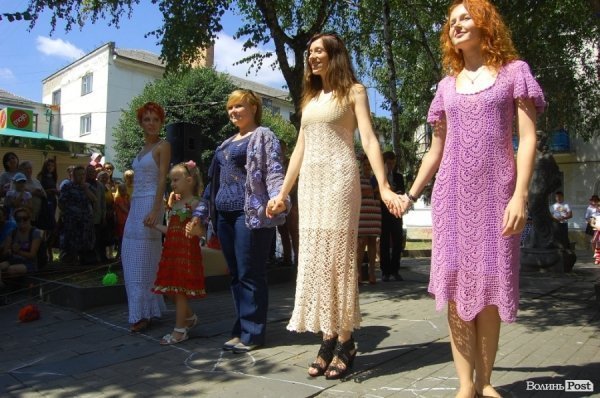 У центрі Луцька «одягли» дерева під музику. ФОТО