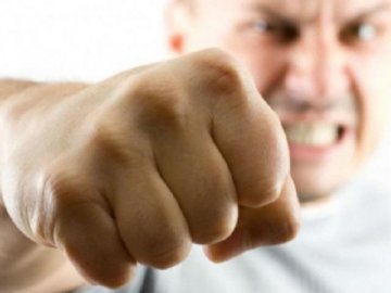 Лучанин побив свою дружину після перегляду футболу