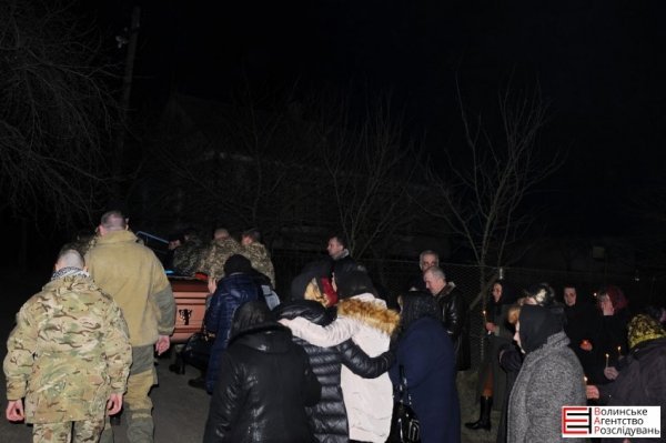 Померлого Героя Романа Луцюка село зустрічало на колінах. ФОТО. ВІДЕО