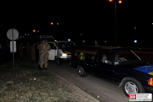 Померлого Героя Романа Луцюка село зустрічало на колінах. ФОТО. ВІДЕО