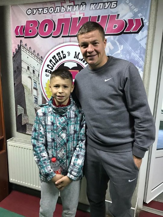 «Мрія дитини»: син загиблого луцького прикордонника зустрівся з футбольною командою. ФОТО