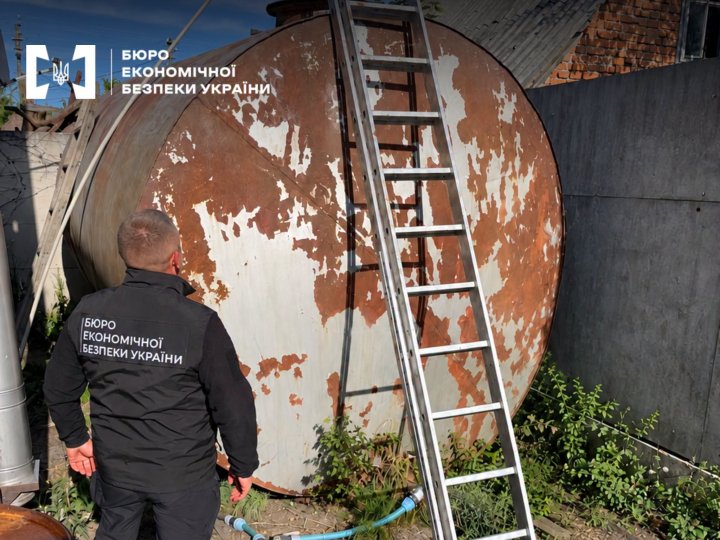 На нелегальній АЗС на Волині вилучили понад 33 тисячі літрів пального