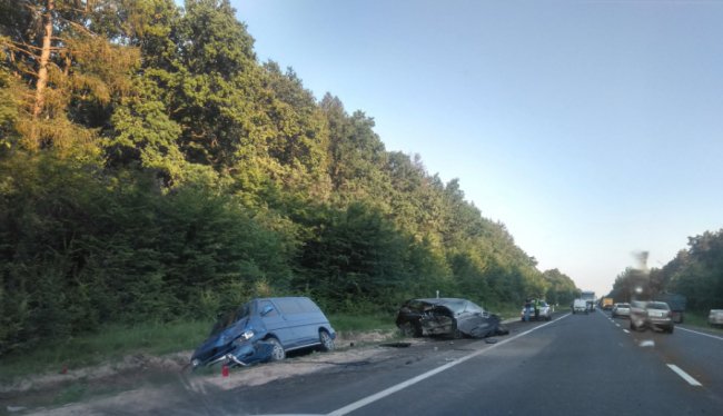 Поблизу Луцька зіткнулись легковик та мікроавтобус, автомобілі сильно потрощені. ФОТО
