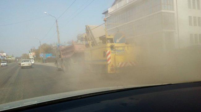 У Луцьку від «прибирання» узбіч – стіни пилу