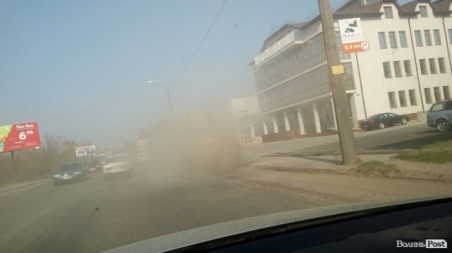 У Луцьку від «прибирання» узбіч – стіни пилу