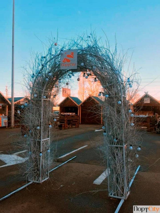 Святкові фотозони, глінтвейн і смаколики: поруч з ТРЦ «ПортCity» – новорічний ярмарок*