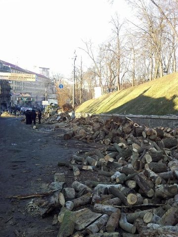 Силовики на Грушевського: важка техніка, свої «стіна координат» та кіноекран. ФОТО 