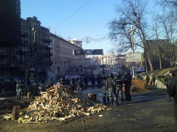 Силовики на Грушевського: важка техніка, свої «стіна координат» та кіноекран. ФОТО 