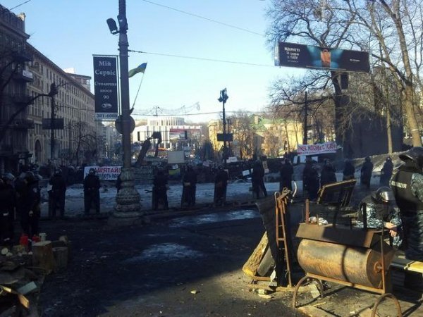 Силовики на Грушевського: важка техніка, свої «стіна координат» та кіноекран. ФОТО 