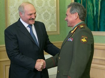 Лукашенко на зустрічі з Шойгу: «Військові Білорусі та Росії готуються як єдина армія»