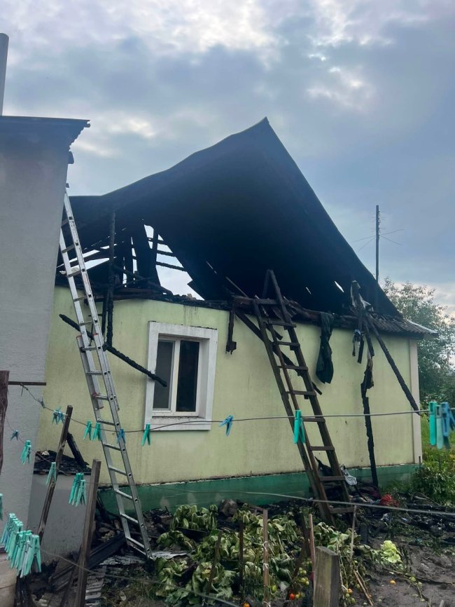 На Волині блискавка знищила дім військовослужбовця, який захищає Україну: рідні просять про допомогу