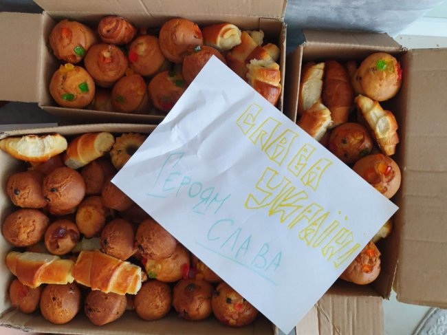 «Готова спакувати валізи кому завгодно, але не собі». Директорка туристичного агентства пече солодощі для фронту