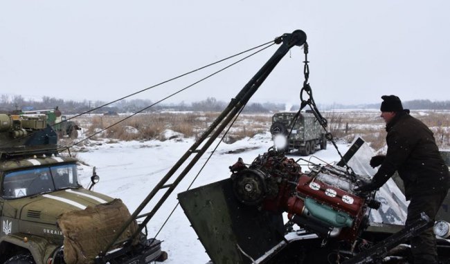 Показали, хто рятує бойову техніку волинської бригади