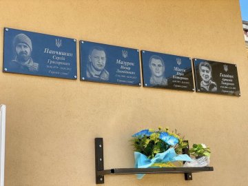 В місті на Волині на фасаді ліцею відкрили меморіальні дошки загиблим Героям-випускникам