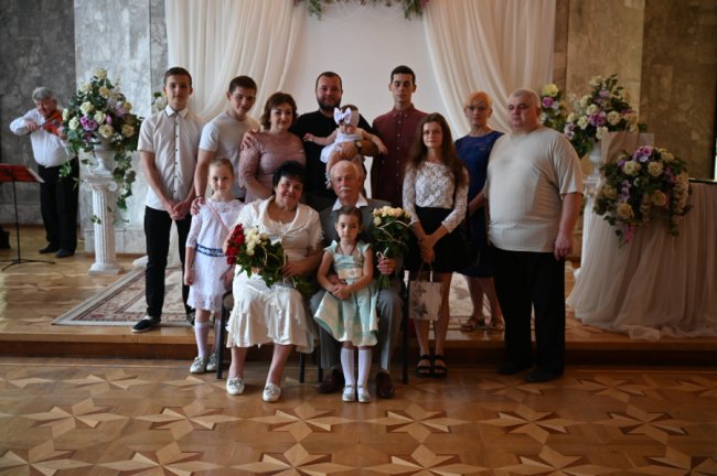 Дружині обручку купив, а собі зробив з металу, бо не було грошей: у Луцьку подружжя відсвяткувало «золотий» ювілей 