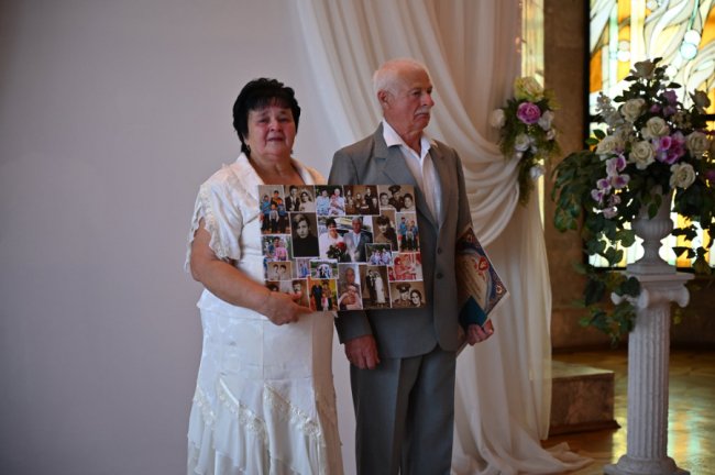 Дружині обручку купив, а собі зробив з металу, бо не було грошей: у Луцьку подружжя відсвяткувало «золотий» ювілей 