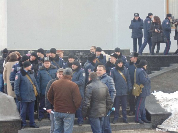 Мітинг під Волинською ОДА: свистки, протигази та заблоковані автомобілі. ФОТО. ВІДЕО