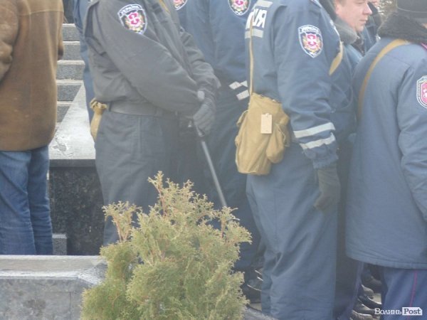 Мітинг під Волинською ОДА: свистки, протигази та заблоковані автомобілі. ФОТО. ВІДЕО