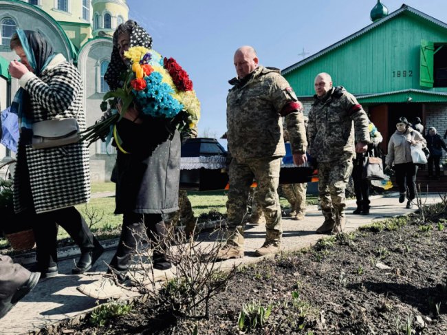 «Наш Герой ангелом оберігатиме нас із неба»: на Волині попрощалися з воїном Олександром Степюком