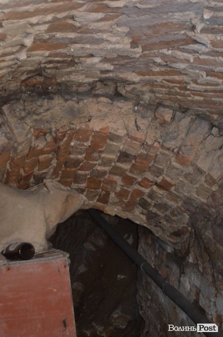 Історія без терміну давності: за мешканців аварійного будинку «взялися» у Луцькраді. ФОТО