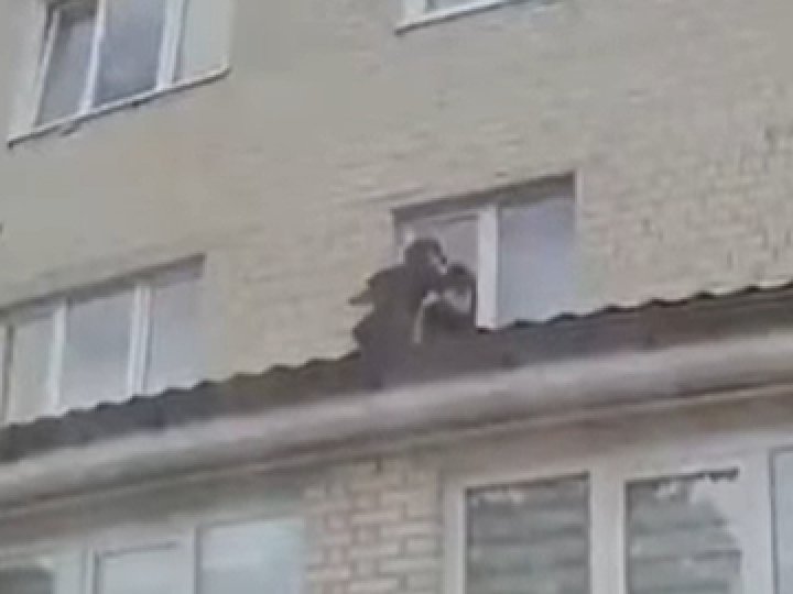 Сусіди забили на сполох: у Луцьку патрульні діставалися через вікно до квартири, щоб перевірити стан бабусі. ВІДЕО