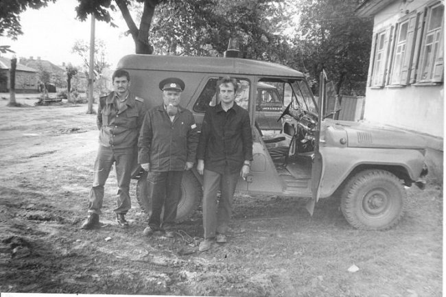 Василь Федорович Кузьмук (на фото — у центрі)