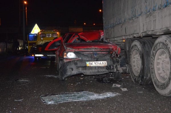 Аварія на луцькій дорозі: легковик «влетів» під вантажівку. ФОТО 