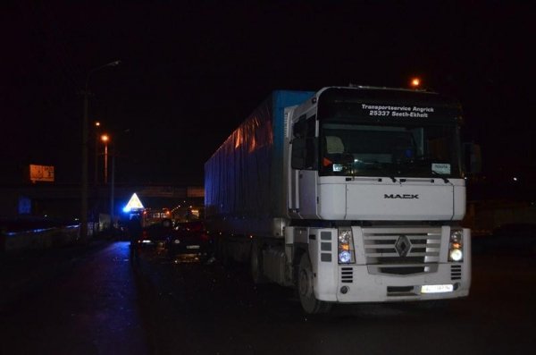 Аварія на луцькій дорозі: легковик «влетів» під вантажівку. ФОТО 